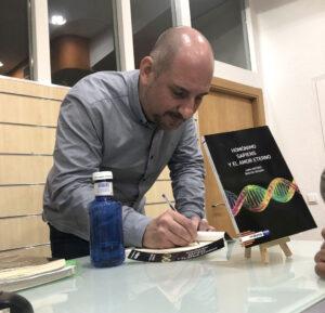 Juan Antonio Bastos en la presentación de su libro Homónimo Sapiens en Librería Vuelo de Palabras